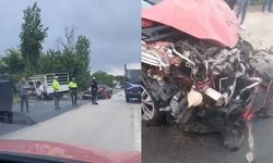 Kamyonet ile otomobil çarpıştı