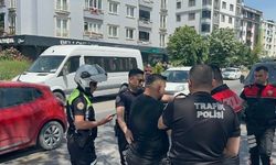 Yaya geçidinde kendisini uyaran yayayı dövdü (Video)