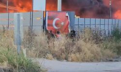Alev alev yanan fabrikada kalan Türk bayrağını kurtardı