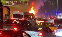 Bariyere çarpan otomobil alev aldı, o anlar kameralara yansıdı (Video)