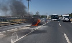 Seyir halindeki araç alev aldı: 3 yolcu son anda kurtarıldı (Video)