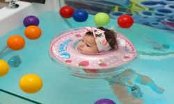 Bebekler denize, havuza kaç aylıkken girebilir? Uzmanı açıkladı!