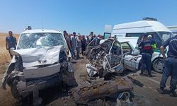 Otomobil ile hafif ticari araç çarpıştı: 4 ölü, 1 yaralı (Video)