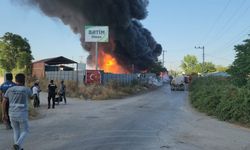 Plastik fabrikası alevlere teslim oldu