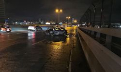 Bariyerlere vuran araç alev alev yandı