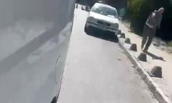 Kendisine yol vermeyen aracı taşladı