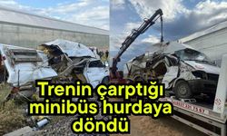 Trenin çarptığı minibüs hurdaya döndü