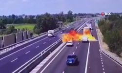 Küçük uçak otoyola çakıldı: 2 ölü