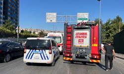 Araca yaslanarak arkadaşıyla konuşan şahsa otomobil çarptı
