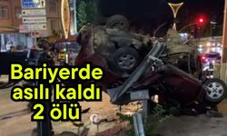 Bariyerde asılı kaldı 2 ölü (Video)