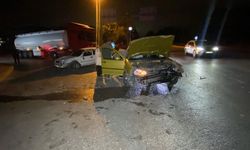 Kavşakta iki otomobil çarpıştı