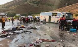 Yolcu otobüsü devrildi ölü ve yaralılar var