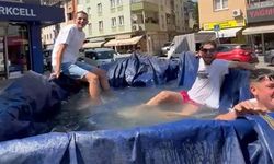 Traktörün römorkunu havuz yapıp şehir turu attılar (Video)