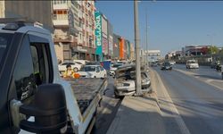 Refüje çıkan araç elektrik direğine çarptı
