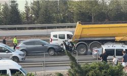 Motosiklet sürücüsü kamyonla otomobil arasına sıkıştı