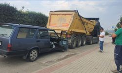 Otomobil kamyona çarptı
