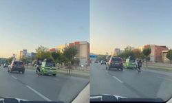 Trafikte motosikletiyle akrobasi yaptı (Video)