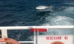 Çanakkale Boğazı'nda başıbos sürüklenen tekneye müdahale edildi