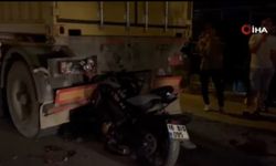 Motosiklet tıra ok gibi saplandı: 1 ölü, 1 ağır yaralı (Video)