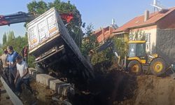 Otomobil tırla çarpıştı: 3 ölü (Video)