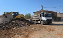 Çanakkale'de hasar alan binaların enkazları kaldırılıyor
