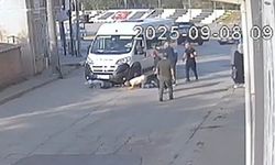 Anne ve oğlu işçi servisinin altında kaldı