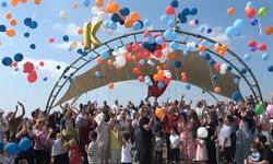 Kağan için gökyüzüne yüzlerce balon bıraktılar (Video)