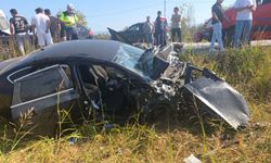 Otomobiller kafa kafaya çarpıştı 4 yaralı (Video)