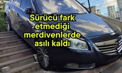 Sürücü fark etmediği merdivenlerde asılı kaldı