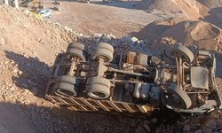 Kontrolden çıkan hafriyat kamyonu devrildi
