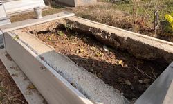 Mezarlıktan mermerleri çalıp bahçesini süslemiş