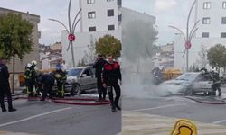 Seyir halindeki otomobilin motorunda yangın (Video)