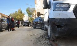 Otomobilin çarptığı kamyonet aydınlatma direğini devirdi