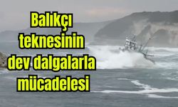 Balıkçı teknesinin dev dalgalarla mücadelesi (Video)