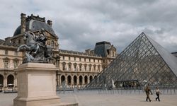 Paris'teki ünlü Louvre Müzesi'nde soygun paniği