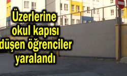 Üzerlerine okul kapısı düşen öğrenciler yaralandı