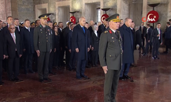 Devlet erkanı Anıtkabir'de (Vİdeo)