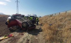 Otomobil şarampole yuvarlandı, ölü ve yaralılar var