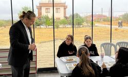 Lapseki Belediyesi maliyetin yarısına öğrencilere öğle yemeği veriyor