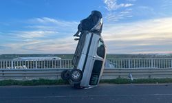 İlginç kaza: Bariyere çarpan araç dik durdu, 2 kişi yaralandı