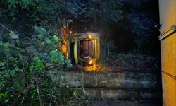 Otoparktan çıkan otomobil, 10 metrelik yükseklikten bahçeye uçtu (Video)