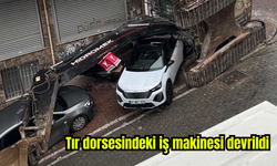 Tır dorsesindeki iş makinesi devrildi: 2 otomobil hasar gördü