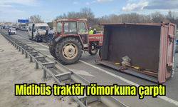 Midibüs traktör römorkuna çarptı