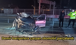 Demir bariyerlere çarpan otomobil parçalandı
