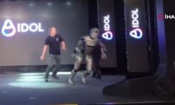 Yapay zekalı insansı robotu, tanıtım sırasında yere düştü (Video)