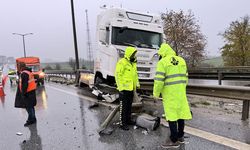 Tır bariyere saplandı (Video)