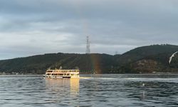İstanbul Boğazı’nda gökkuşağı şöleni (Video)