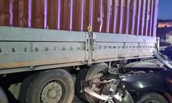 Otomobil, park halindeki tıra arkadan çarptı: 1 ölü, 1 yaralı