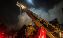 Villanın çatı katındaki yangın bitişiğindeki eve sıçradı