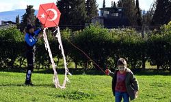 Çanakkale'de emniyet ekipleri çocuklarla uçurtma uçurdu